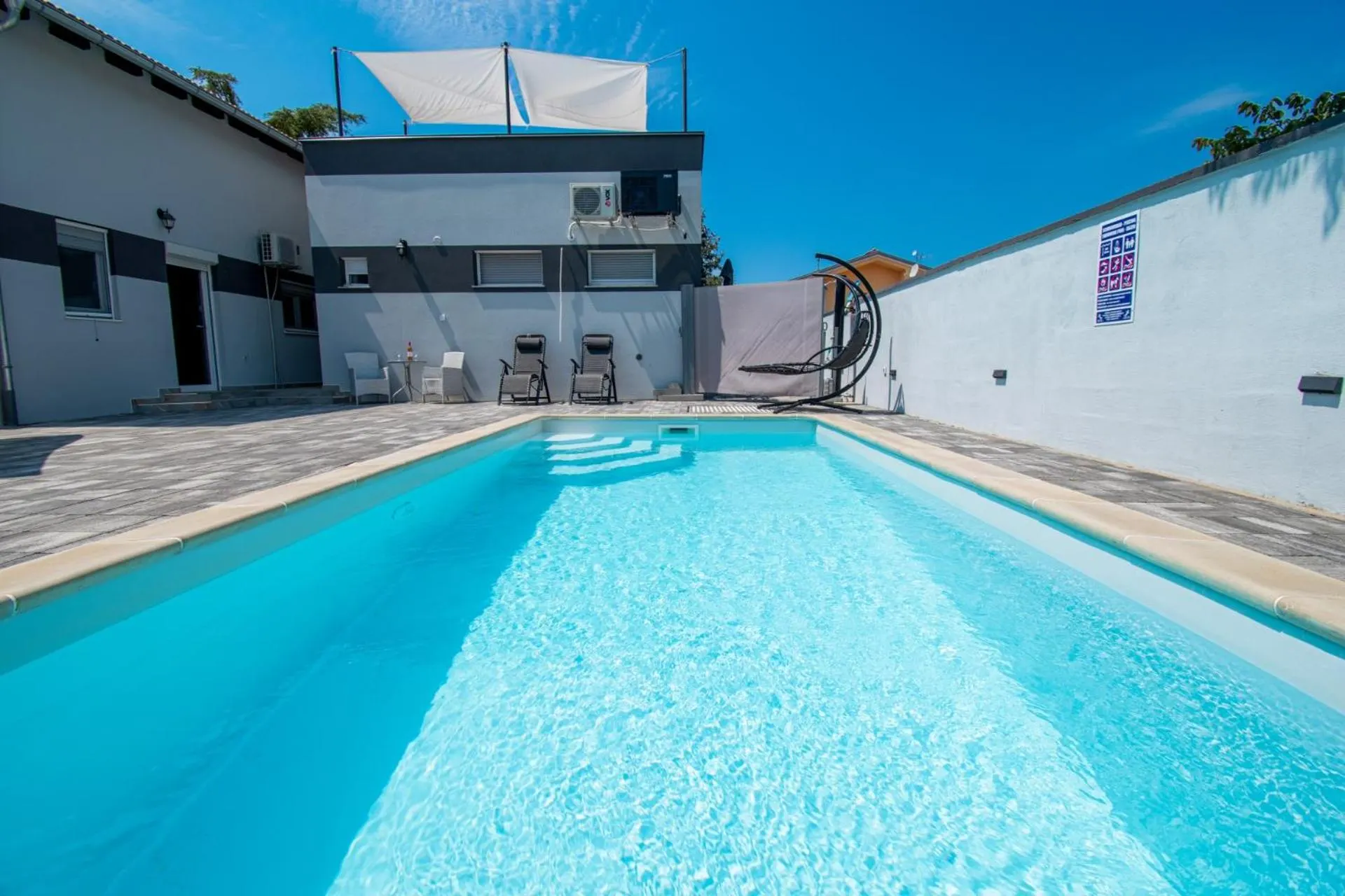 Piscina privata accanto alla casa vacanze su due piani