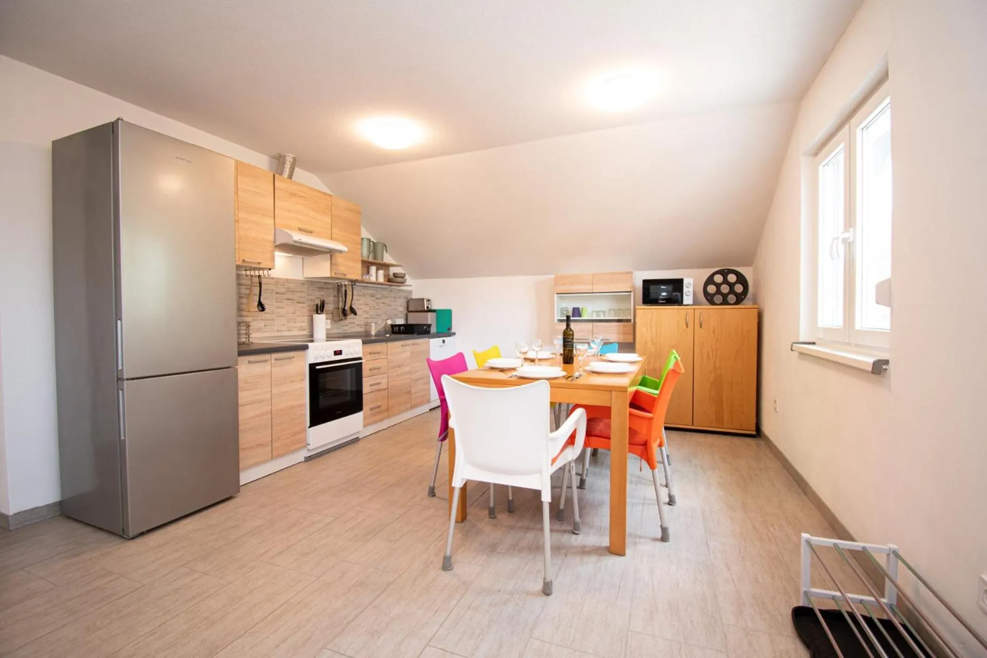 Cucina e tavolo da pranzo al piano superiore