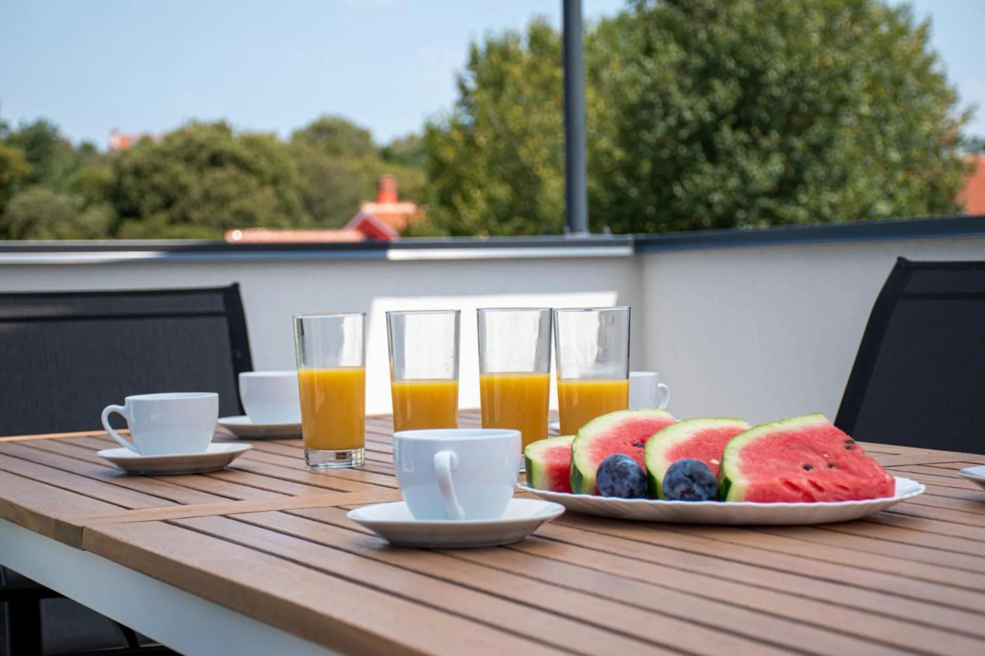 Frühstück mit frischem Obst auf der Terrasse der Vila Damjan