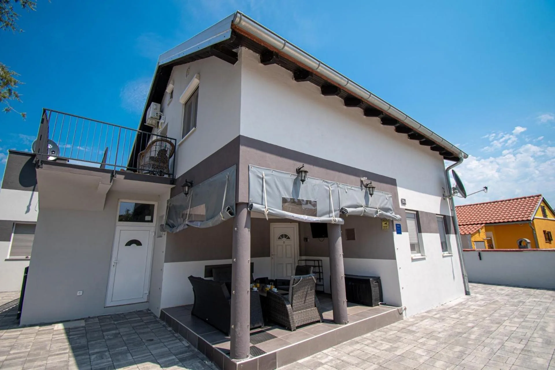 Das Haus und die überdachte Terrasse der Vila Damjan