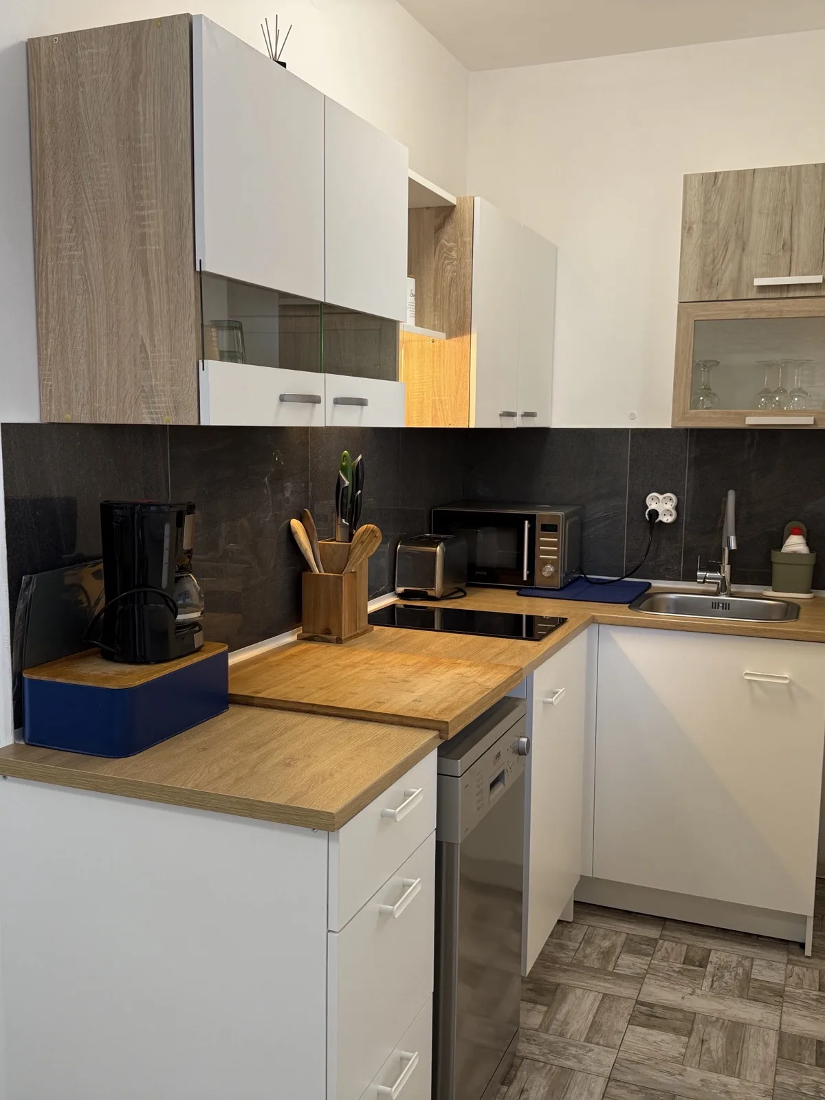 Ground-floor kitchen with dishwasher, hob and coffee machine